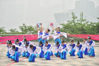 大街小巷到田间地头,广场舞到艺术展,庆祝新中国成立70周年群众文艺活动遍地开花让重庆市民尽享文化大餐